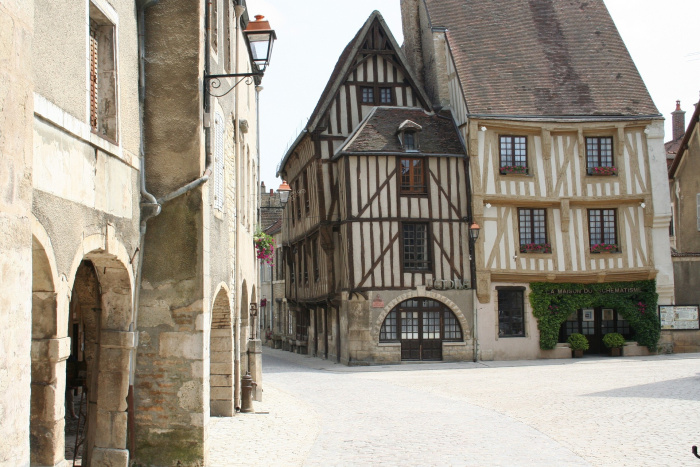 LA BOURGOGNE, TERRE DE CULTURE ET DE VIGNOBLES - 1019